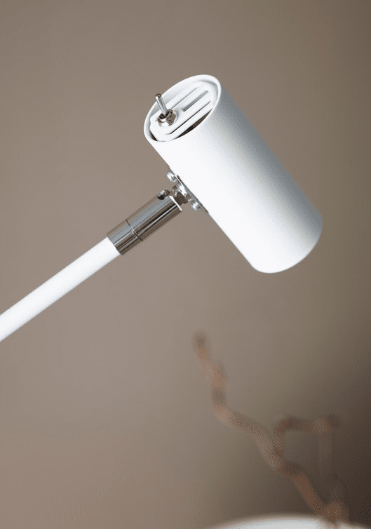 Cato Dimmable Blanc mat lampadaire De Belid - Avec une hauteur r&eacute;glable de 100 &agrave; 134 cm, un abat-jour de 4 cm de diam&egrave;tre et un pied robuste de 20 cm, Cato allie parfaitement forme et fonctionnalit&eacute;.