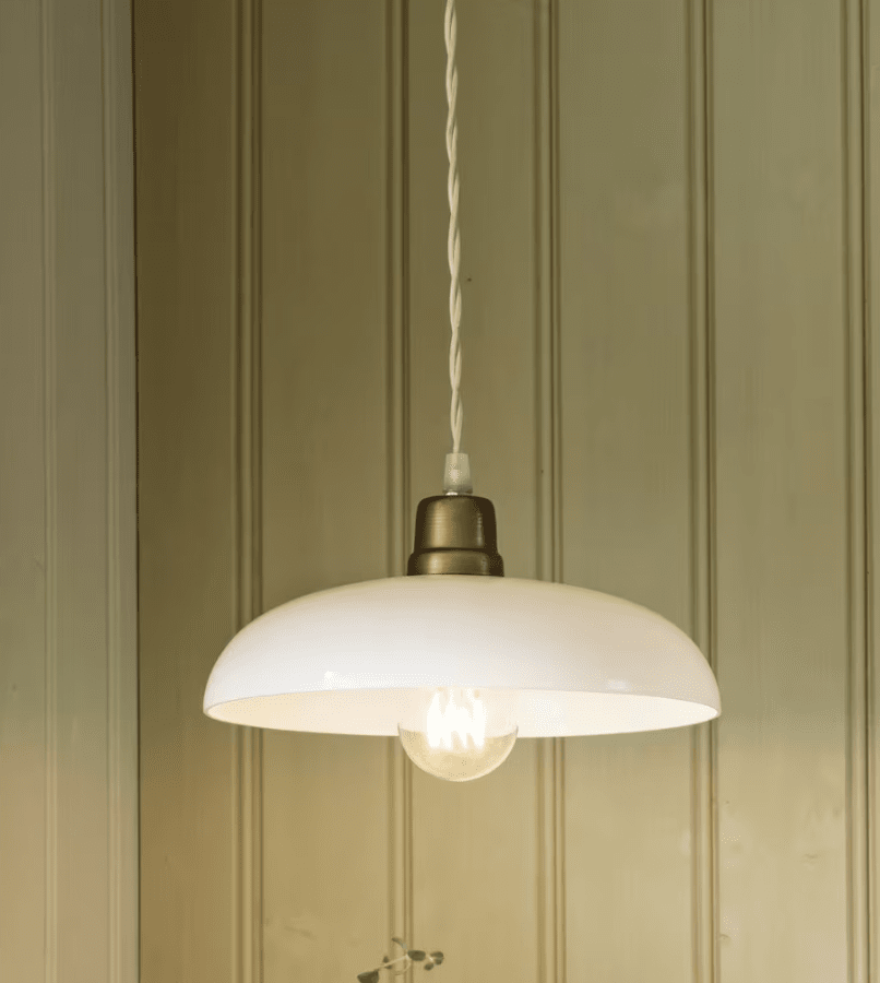 Sofia Ø25 Blanc suspension De Strömshaga - Remarque&nbsp;: les lampes &eacute;tant souffl&eacute;es &agrave; la main et fabriqu&eacute;es &agrave; partir de verre recycl&eacute;, des variations de couleur et de l&eacute;gers &laquo;&nbsp;flashs&nbsp;&raquo; peuvent appara&icirc;tre.