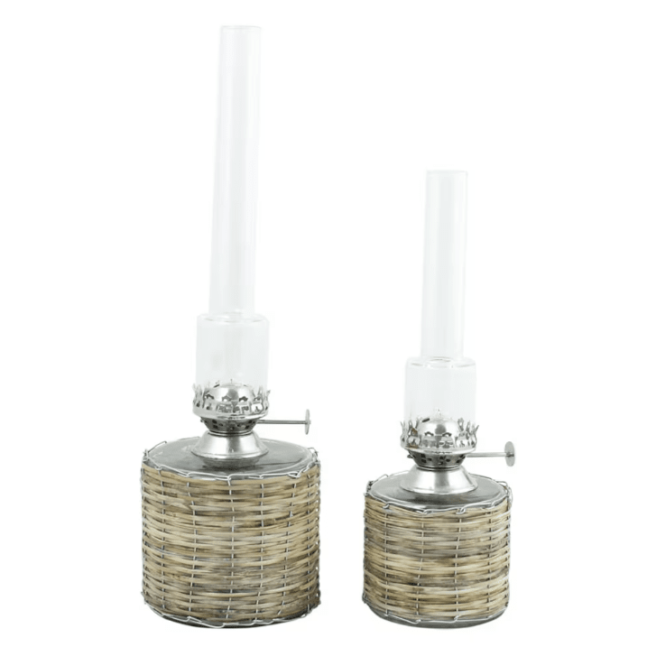Basket-style kerosene lamp small Brun De Strömshaga - Lampe à pétrole droite en verre avec panier tressé et brûleur en nickel.