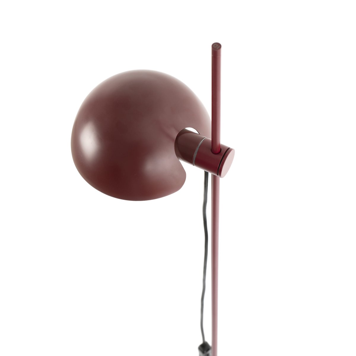 Matilda Bourgogne lampadaire De Faro Barcelona - Gr&acirc;ce &agrave; son abat-jour rotatif et &agrave; sa hauteur r&eacute;glable, il offre un &eacute;clairage flexible, id&eacute;al pour la lecture ou pour cr&eacute;er une ambiance chaleureuse.