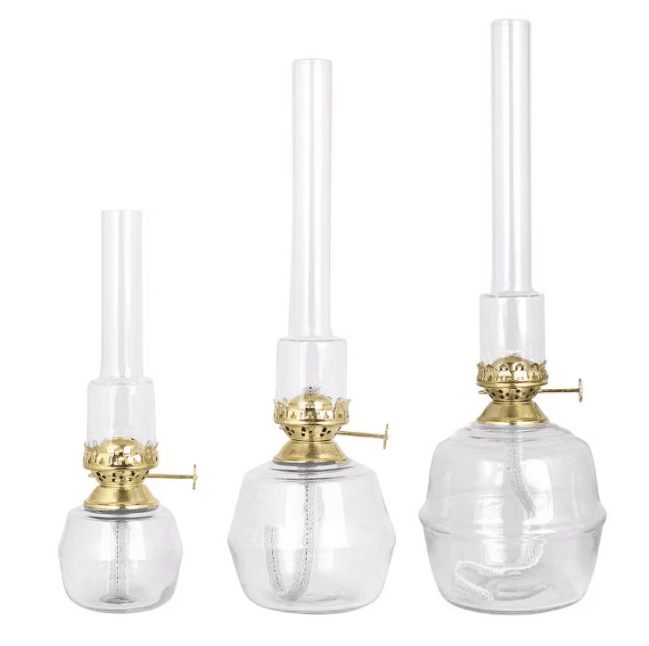 Kerosene Lamp Majken Big Transparent De Strömshaga - Grande lampe &agrave; p&eacute;trole en verre transparent avec tubes de br&ucirc;leur en verre transparent et br&ucirc;leur en laiton.