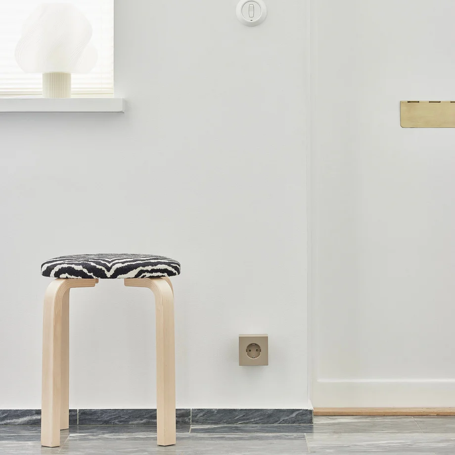 Square 2 Socket extender with 30W Dual USBC Sable De Avolt - Rallonge de prise d'Avolt au design &eacute;l&eacute;gant avec un cube en plastique recycl&eacute; et une plaque magn&eacute;tique sur le fond pour l'accrocher au mur.