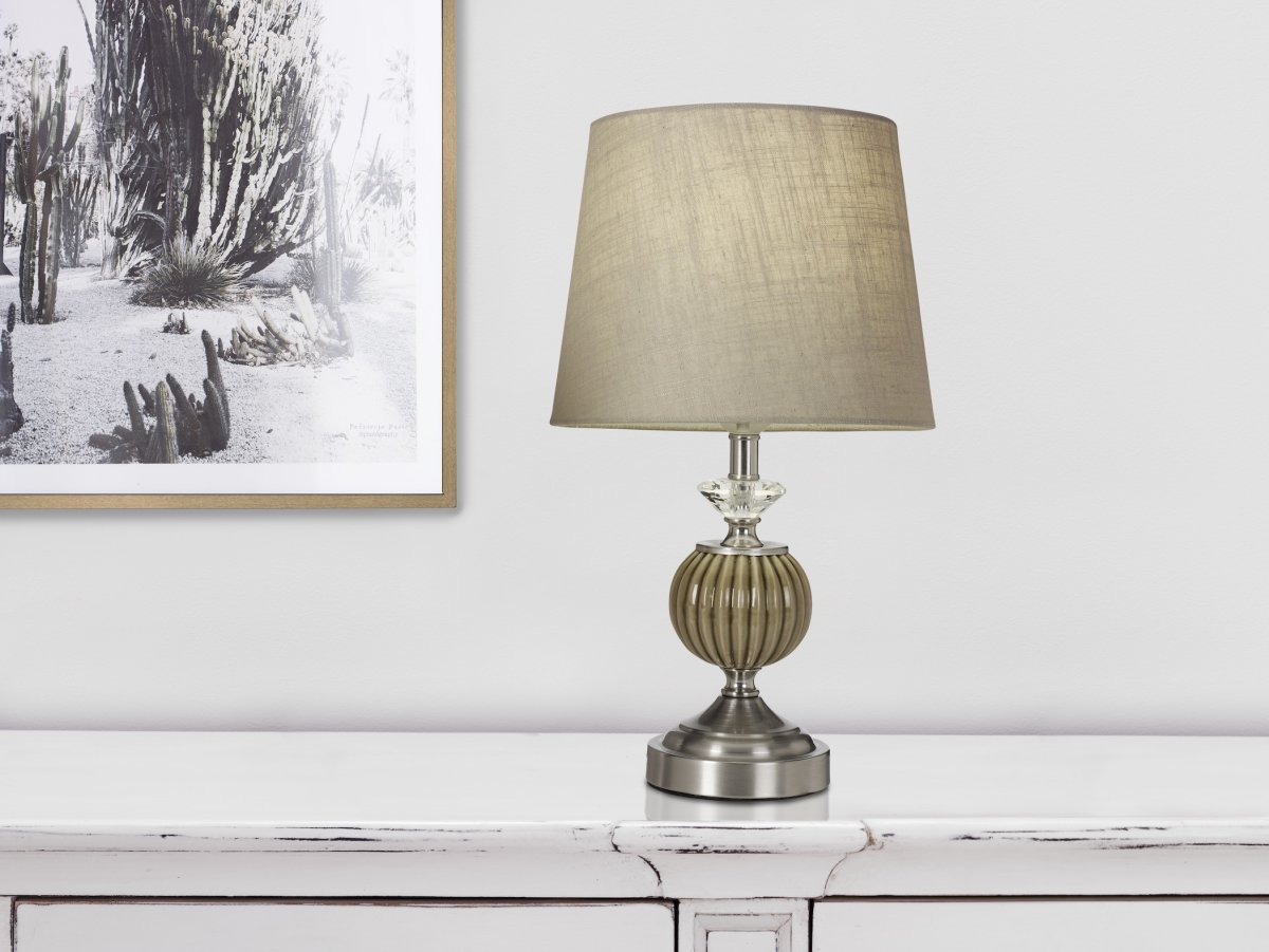 Siv 43cm Gris lampe de table De Cottex - Fabriquée en céramique grise et en métal avec une finition chromée brossée, cette lampe respire le charme classique.