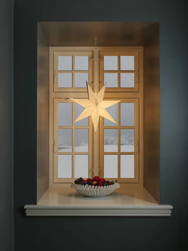 Étoile En Papier Ø60 Blanc De Konstsmide - Avec son design &eacute;l&eacute;gant et sa lumi&egrave;re douce, il cr&eacute;e une atmosph&egrave;re de No&euml;l calme et chaleureuse.