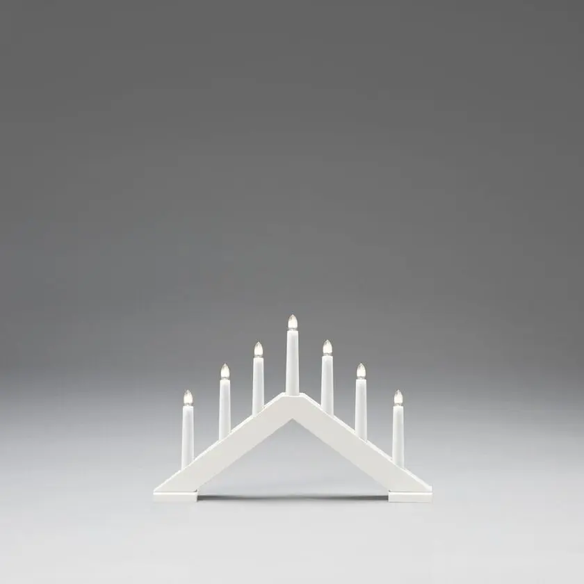 Candelabra 7 Lights Blanc De Konstsmide - Offrez &agrave; votre maison une atmosph&egrave;re de No&euml;l intemporelle et &eacute;l&eacute;gante avec cet &eacute;l&eacute;gant bougeoir de l'Avent en bois laqu&eacute; blanc.
