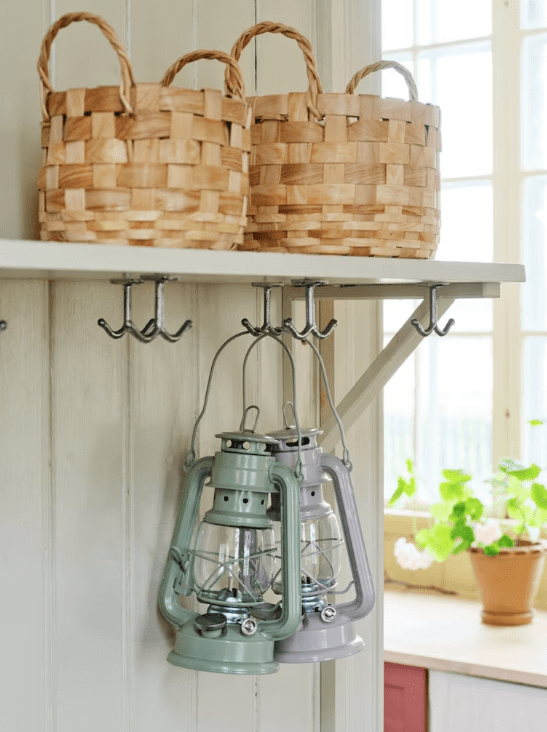 Storm Lantern small Vert De Strömshaga - Une lampe &agrave; p&eacute;trole au design classique qui constitue un beau d&eacute;tail int&eacute;rieur et diffuse une belle lumi&egrave;re &agrave; l'int&eacute;rieur comme &agrave; l'ext&eacute;rieur.