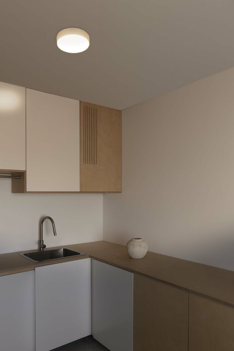 Aris Ø20 Blanc plafonnier De Faro Barcelona - Avec une temp&eacute;rature de couleur de 2700 K, il diffuse une lumi&egrave;re chaleureuse et agr&eacute;able et cr&eacute;e une atmosph&egrave;re chaleureuse, id&eacute;ale pour les salons, les chambres et les cuisines.