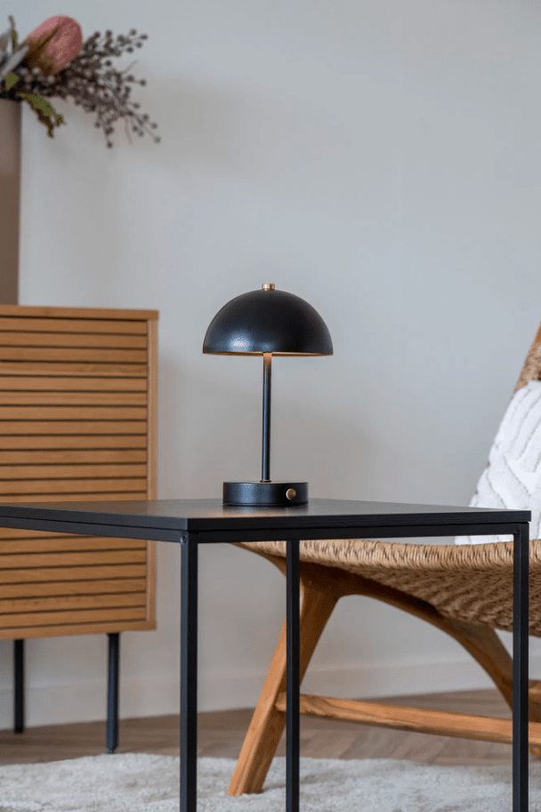 Holt LED 25cm Noir portable De House of Nordic - De klassiska formen i svart metall med detaljer i m&auml;ssing bidrar med en harmonisk atmosf&auml;r till rummet.