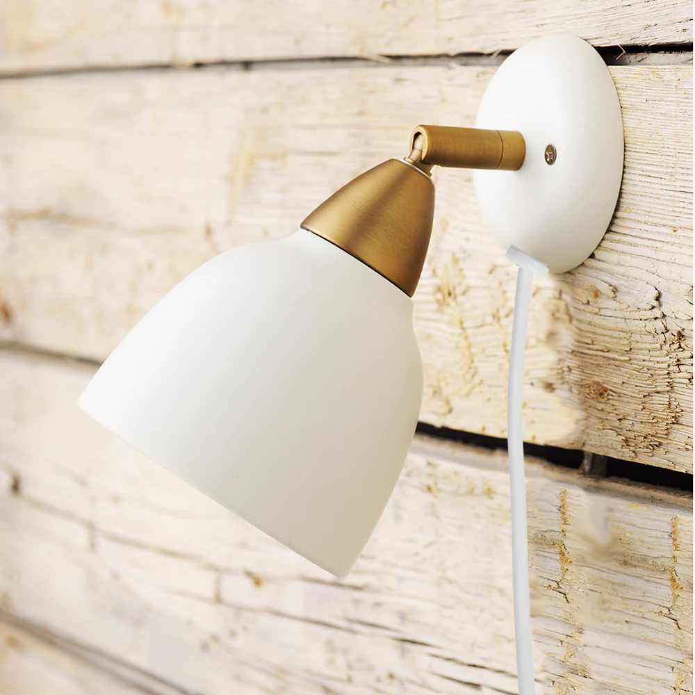 Urban Short Blanc lampe de lecture De Superliving - L'abat-jour peut &ecirc;tre tourn&eacute; &agrave; 345&deg; pour une flexibilit&eacute; maximale et une lumi&egrave;re parfaite l&agrave; o&ugrave; vous en avez besoin.