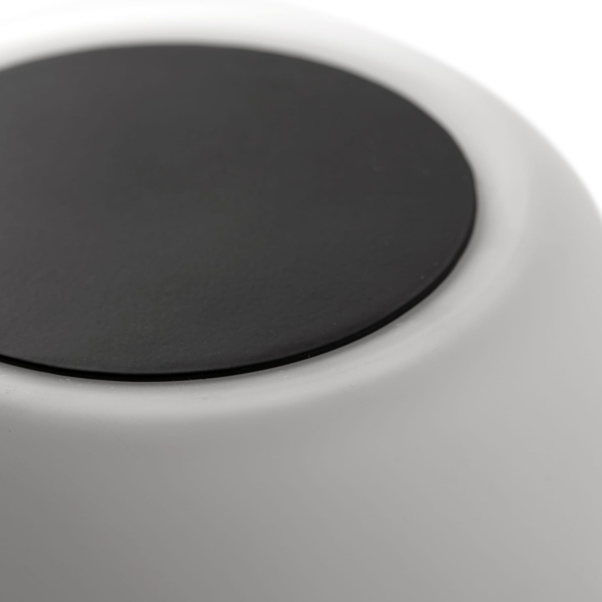 Moy 13cm Noir lampe de table De Faro Barcelona - Son design moderne s'int&egrave;gre &agrave; de nombreux styles d'int&eacute;rieur et est disponible en applique et en plafonnier.