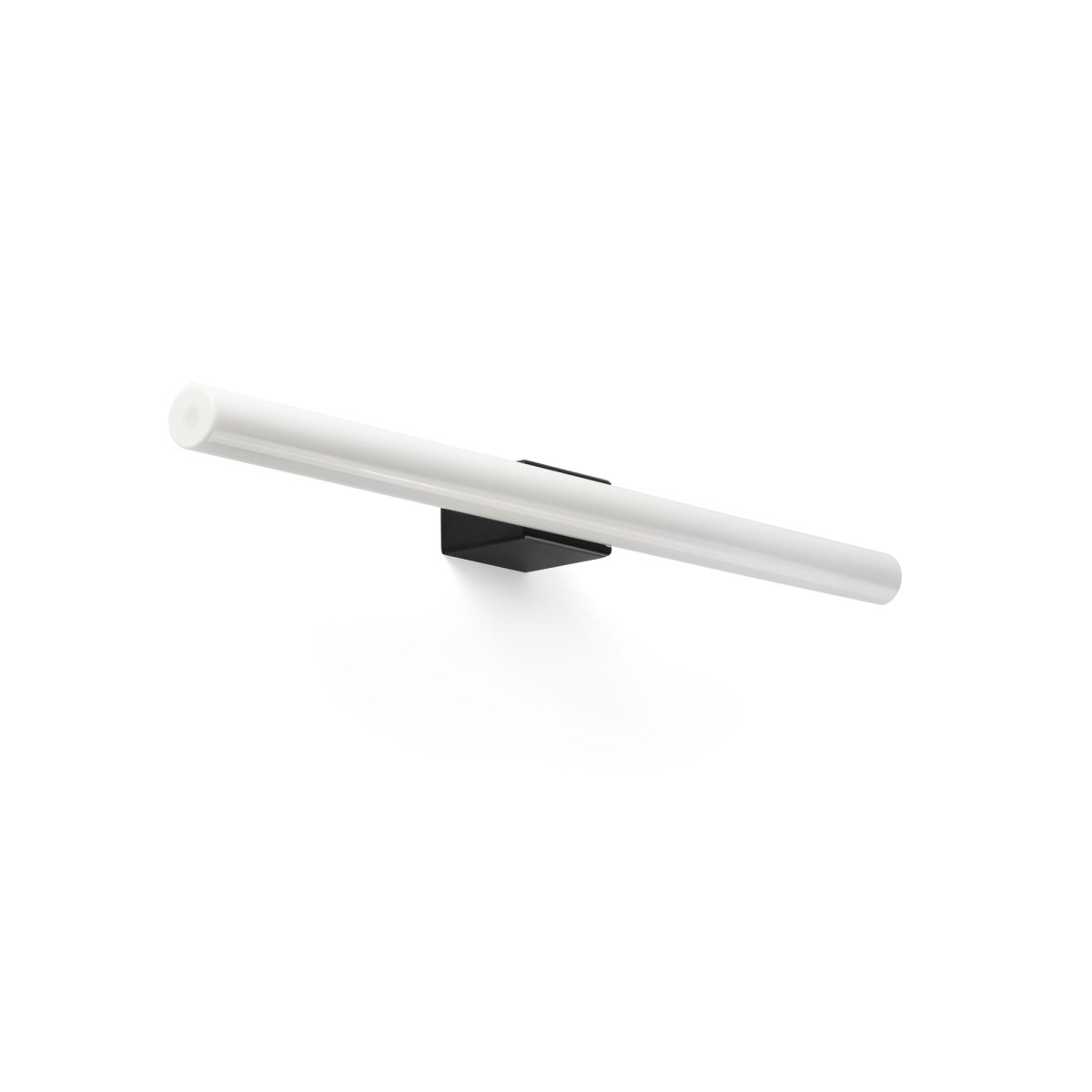 Calma 50cm Noir lampe de salle de bain De Faro Barcelona - Gr&acirc;ce &agrave; sa source lumineuse int&eacute;gr&eacute;e et &agrave; son design polyvalent, elle peut &ecirc;tre install&eacute;e horizontalement ou verticalement, selon les besoins de l'espace.