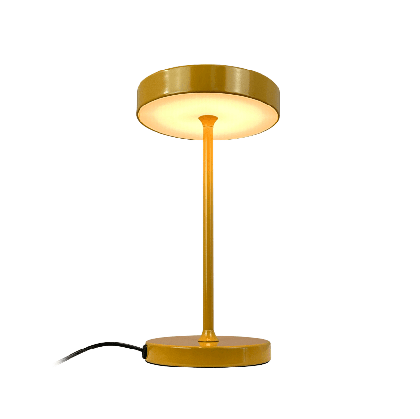 Starlight 25cm Curry lampe de table De Dyberg Larsen - Med inbyggd LED och tre ljusstyrkor, som dimras med 3-stegsdimmern p&aring; lamphuvudet, anpassar den sig enkelt efter olika behov &ndash; fr&aring;n st&auml;mningsfullt sken till fokuserat ljus.