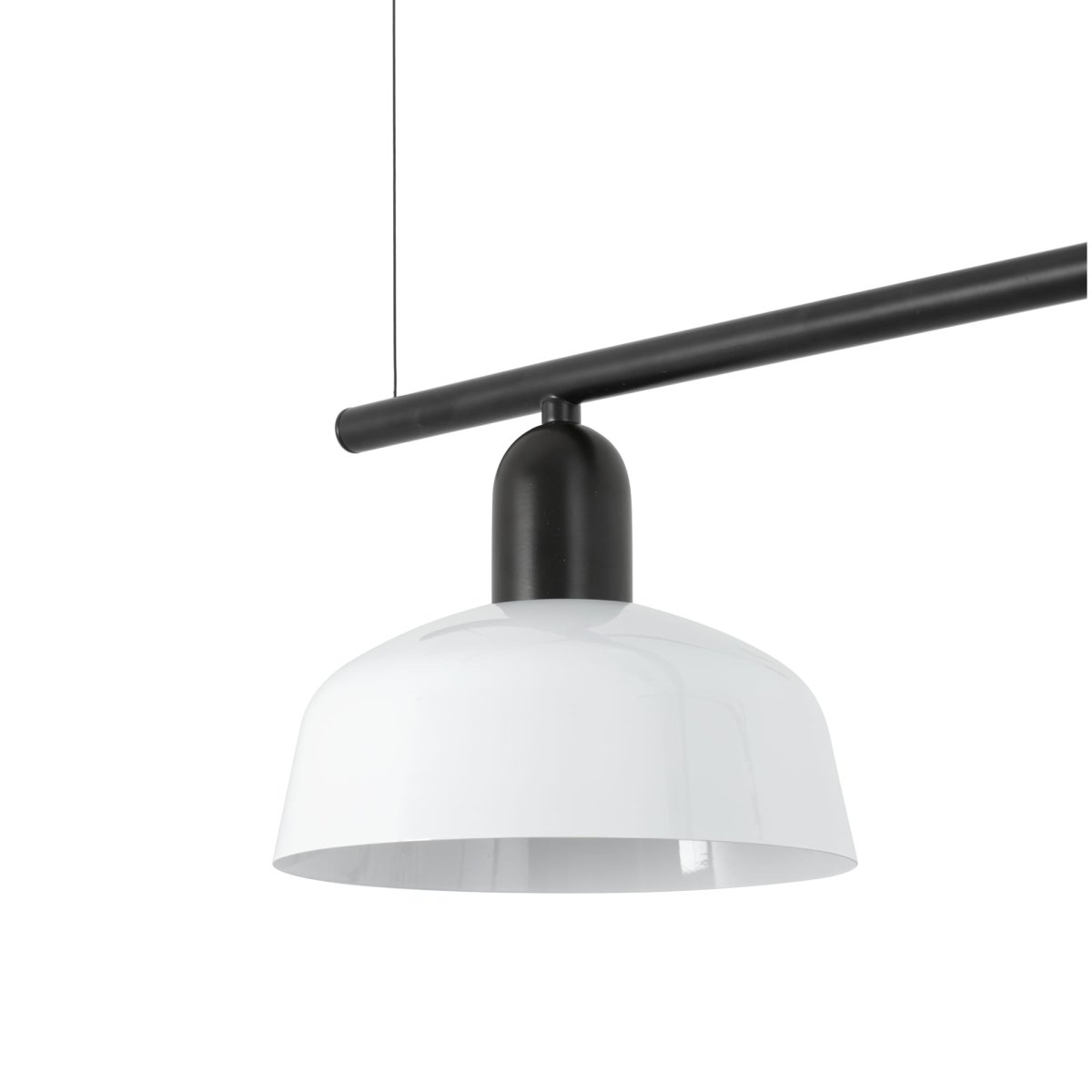 Tatawin 100cm Blanc suspension De Faro Barcelona - Tatawin est un plafonnier &agrave; la structure noire et &agrave; l'abat-jour en m&eacute;tal blanc qui diffuse une lumi&egrave;re concentr&eacute;e et &eacute;l&eacute;gante.