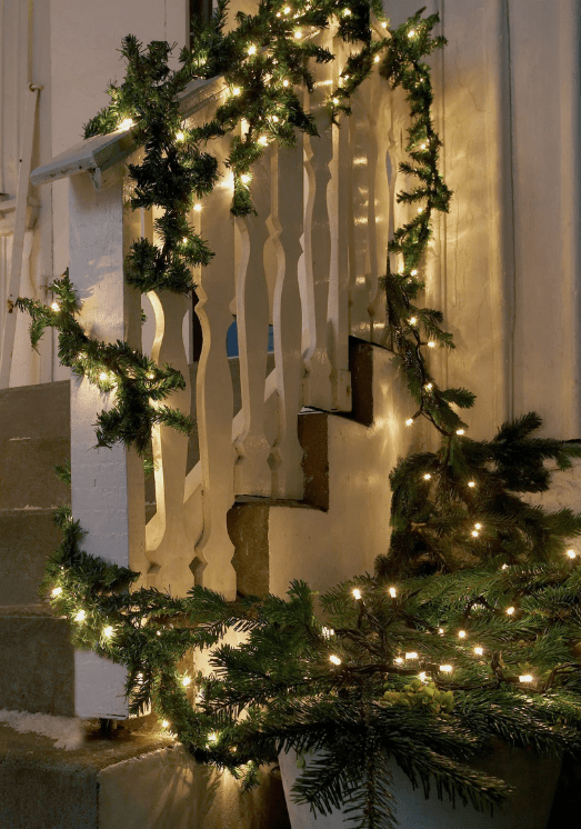 Garland 500cm Vert De Markslöjd - Cette &eacute;l&eacute;gante guirlande lumineuse avec une guirlande en mat&eacute;riau semblable &agrave; de l'&eacute;pic&eacute;a comporte 80 lumi&egrave;res LED &agrave; faible consommation d'&eacute;nergie (espacement de 7 cm entre chaque lumi&egrave;re) et est parfaite pour cr&eacute;er une atmosph&egrave;re chaleureuse et atmosph&eacute;rique.
