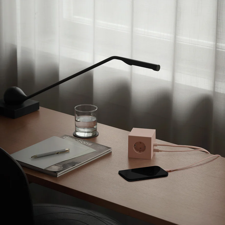 Square 1 with 30W Dual USBC & Magnetic base, 3m Rose De Avolt - Multiprise au design &eacute;l&eacute;gant d'Avolt avec un long c&acirc;ble en PVC, un cube en plastique recycl&eacute; et une plaque magn&eacute;tique sur le fond pour l'accrocher au mur.
