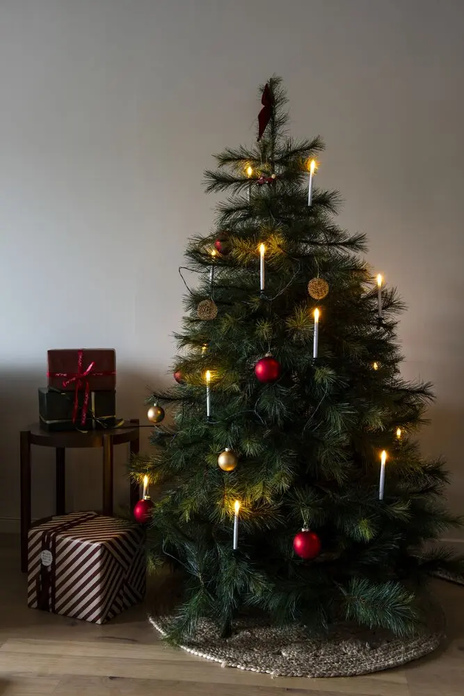 Guirlande Lumineuse Pour Sapin De Noël Amber 16LED 15m Vert De Konstsmide - Lumi&egrave;res d'arbre de No&euml;l d'int&eacute;rieur avec 16 lumi&egrave;res LED ambr&eacute;es et de magnifiques effets scintillants qui cr&eacute;ent une lueur vibrante.
