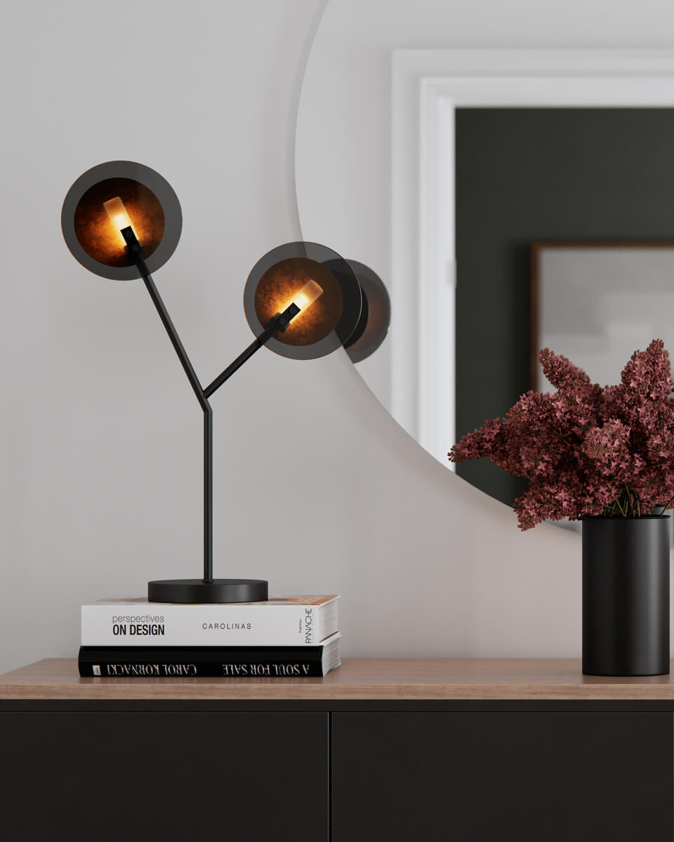 Turno 60cm Noir lampe de table De By Rydéns - Comme la lampe de table Turno n'a pas de dos, vous pouvez choisir si vous souhaitez que les sources lumineuses logées dans un tube en verre dépoli soient au centre de l'attention ou si vous préférez qu'elles soient cachées et à l'arrière.