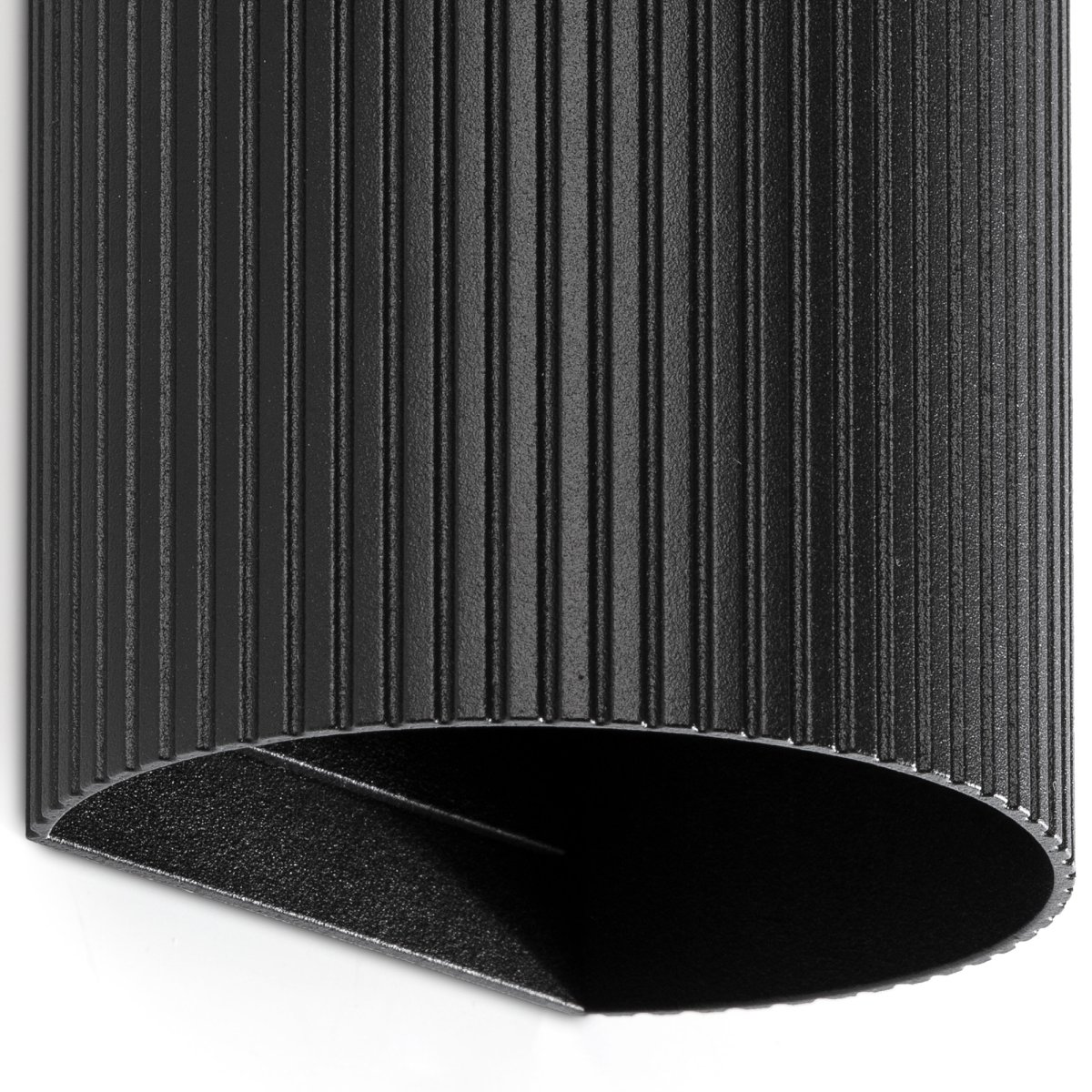 Sole 15cm Rainuré noir applique murale De Faro Barcelona - Sole est une applique murale ronde au design noir et stri&eacute;, alliant fonctionnalit&eacute; et esth&eacute;tique.