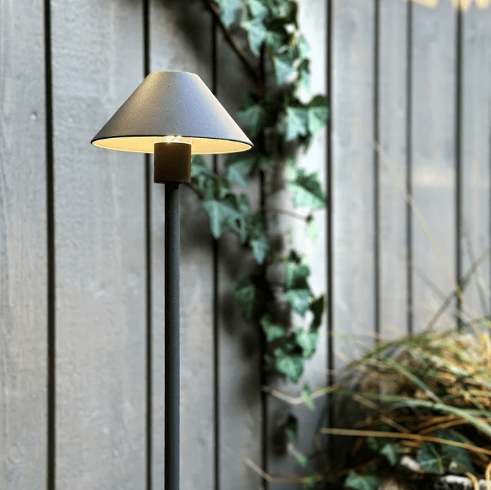 Apollo Flex Gris foncé De Lightson - Apollo Flex &auml;r perfekt f&ouml;r dig som &auml;lskar skandinavisk design och letar efter en n&auml;ttare lampa till din kruka, rabatt eller g&aring;ng.