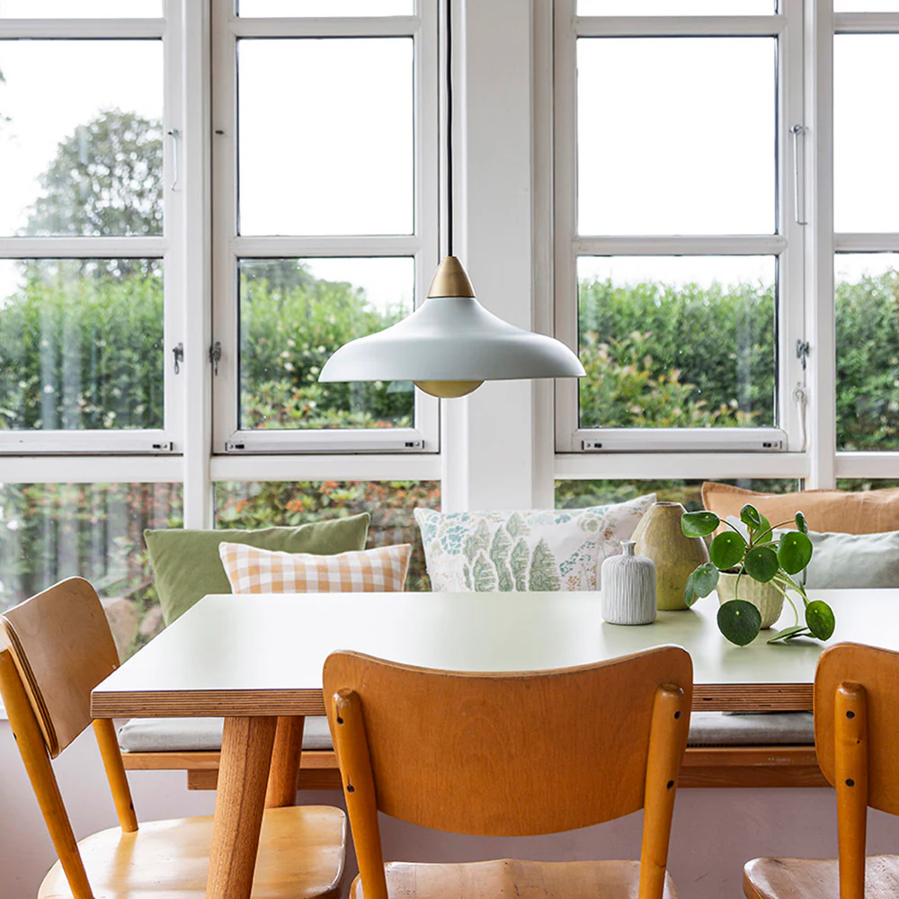 Urban Wide Ø36 Vert clair suspension De Superliving - Le design unique et incurv&eacute; &eacute;met une lumi&egrave;re douce et directionnelle et cr&eacute;e une atmosph&egrave;re haut de gamme dans la salle &agrave; manger, la cuisine ou le salon.