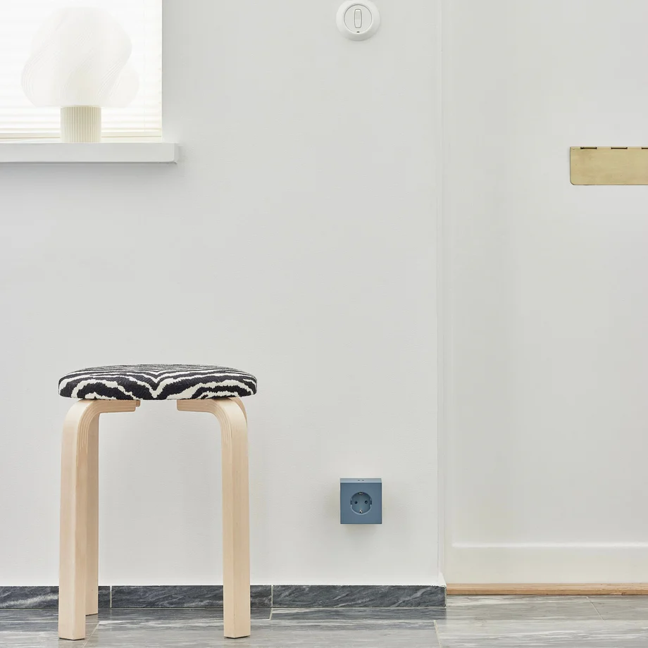 Square 2 Socket extender with 30W Dual USBC Bleu De Avolt - Rallonge de prise d'Avolt au design &eacute;l&eacute;gant avec un cube en plastique recycl&eacute; et une plaque magn&eacute;tique sur le fond pour l'accrocher au mur.