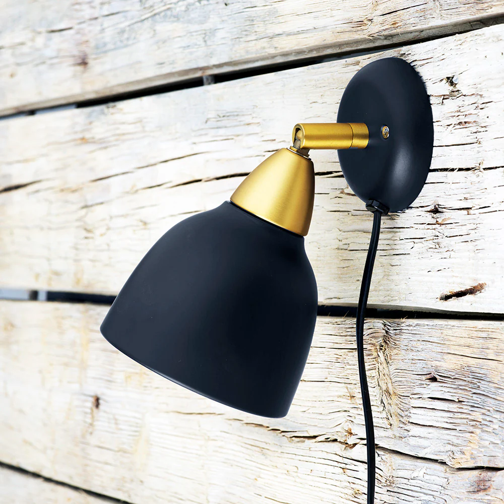 Urban Short Noir lampe de lecture De Superliving - L'abat-jour peut être tourné à 345° pour une flexibilité maximale et une lumière parfaite là où vous en avez besoin.