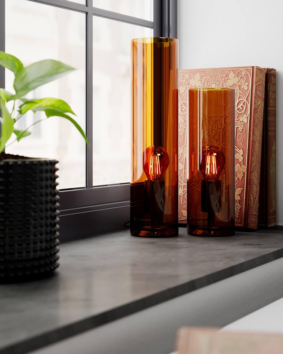 Flake 40cm Ambre lampe de table De By Rydéns - Avec son &eacute;l&eacute;gant verre cylindrique et sa disponibilit&eacute; dans des couleurs tendance comme l'ambre fonc&eacute;, le blanc et le vert, Flake est la lampe parfaite pour apporter style et atmosph&egrave;re &agrave; votre maison.