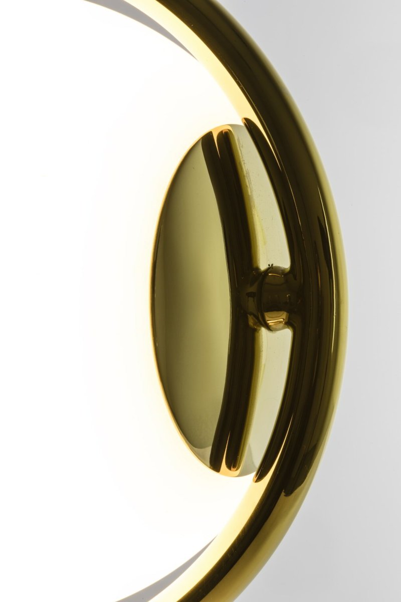 Le Vita 58cm Or lampe de table De Faro Barcelona - Cette lampe de table associe un abat-jour rond en verre &agrave; une structure m&eacute;tallique fine et &eacute;l&eacute;gante pour un look l&eacute;ger et moderne.