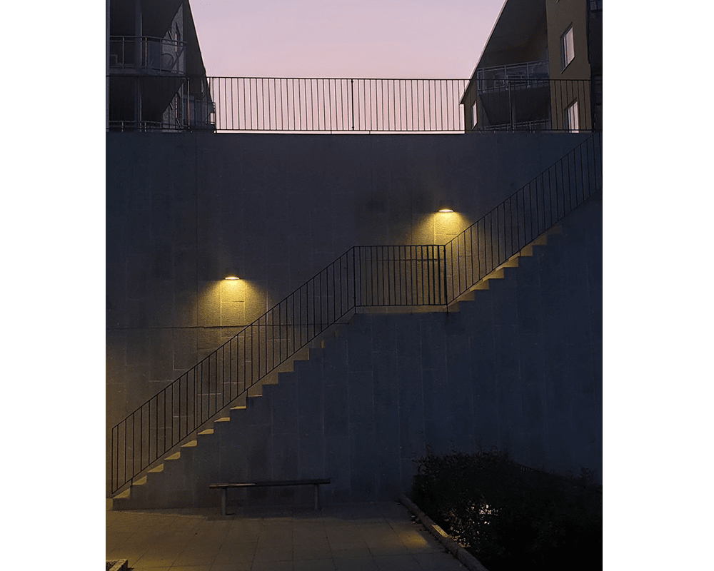 Maxi Anthracite lampe d’extérieur De Westal - Il est fabriqué en aluminium anodisé et est revêtu de poudre anthracite, avec une protection antireflet en PET-G.