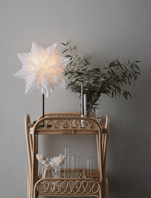Neela Ø43 Blanc De Markslöjd - Cette &eacute;toile de table d&eacute;corative sera une belle pi&egrave;ce ma&icirc;tresse dans votre maison ce No&euml;l et cr&eacute;era une ambiance douce et chaleureuse.
