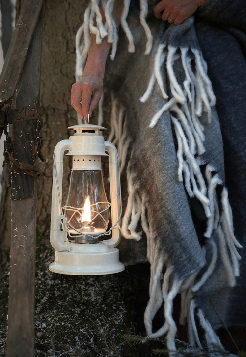 Storm Lantern big Blanc De Strömshaga - Une lampe &agrave; p&eacute;trole au design classique qui constitue un beau d&eacute;tail int&eacute;rieur et diffuse une belle lumi&egrave;re &agrave; l'int&eacute;rieur comme &agrave; l'ext&eacute;rieur.