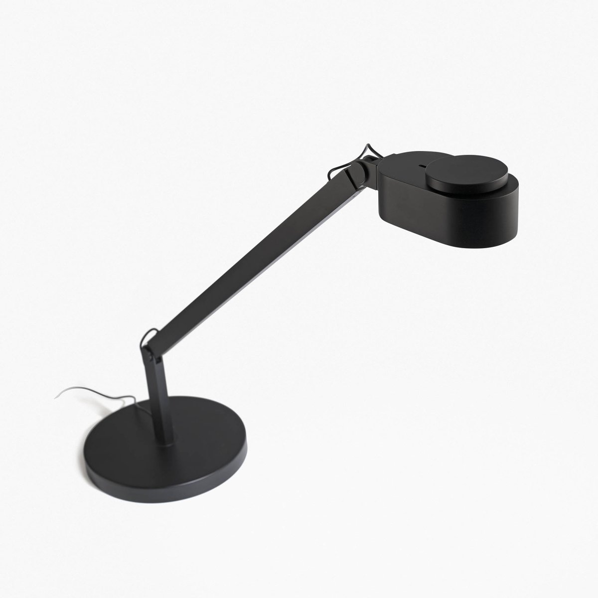 Inviting 86cm Noir lampe de bureau De Faro Barcelona - La t&ecirc;te de la lampe est inclinable horizontalement et verticalement, et la luminosit&eacute; se r&egrave;gle facilement en faisant glisser l'anneau sup&eacute;rieur vers l'avant ou vers l'arri&egrave;re.