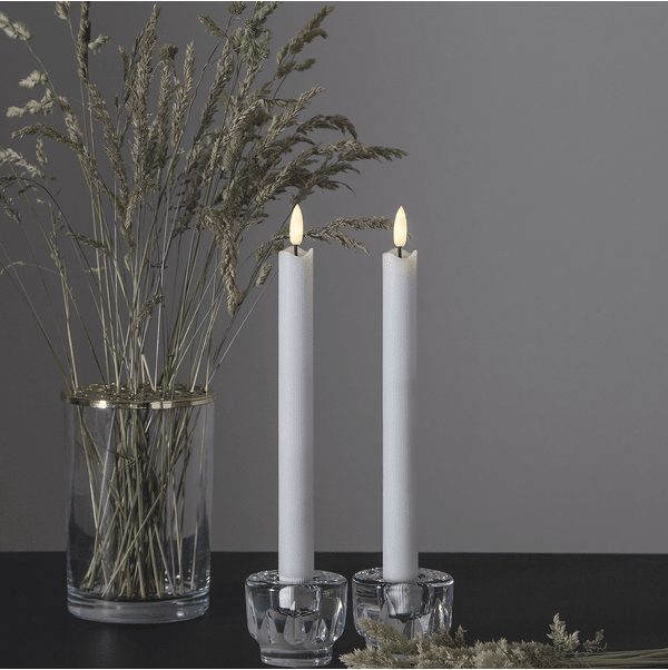 LED Bougie Cierge Flamme Blanc De Star Trading - Ils disposent d'une minuterie int&eacute;gr&eacute;e qui vous permet de d&eacute;cider facilement quand vous souhaitez qu'ils s'allument (6 heures allum&eacute;es, 18 heures &eacute;teintes, r&eacute;p&eacute;titives).