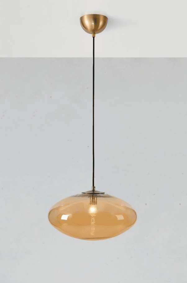 Locus Ø38 Ambre suspension De Markslöjd - La suspension Locus est orn&eacute;e de verre ovale souffl&eacute; bouche couleur ambre et de d&eacute;tails en laiton.