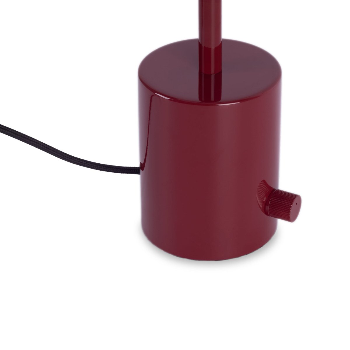 Hoshi 40cm Bourgogne lampe de table De Faro Barcelona - Hoshi est une lampe design &agrave; la silhouette &eacute;pur&eacute;e, dot&eacute;e d'une base robuste et d'une LED int&eacute;gr&eacute;e (12 W, 2700 K) qui diffuse une lumi&egrave;re chaude et agr&eacute;able.