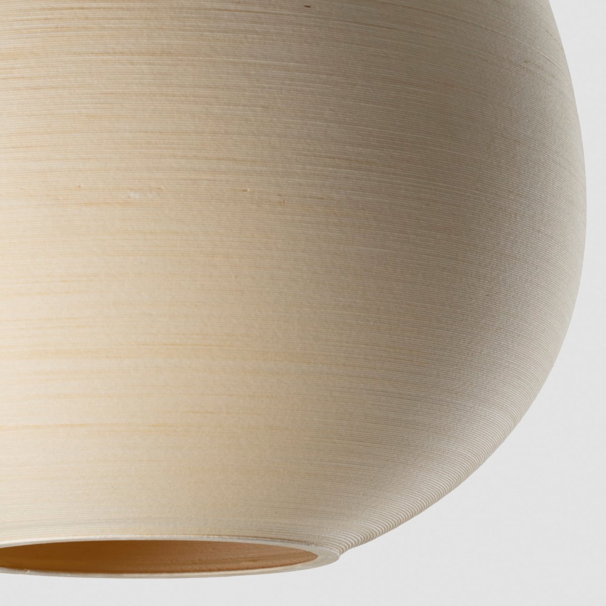 Tierra Ø50 Beige suspension De Faro Barcelona - L'abat-jour est fabriqu&eacute; en PLA et en cellulose de pin recycl&eacute;e, ce qui lui conf&egrave;re une texture vibrante et une touche artisanale.
