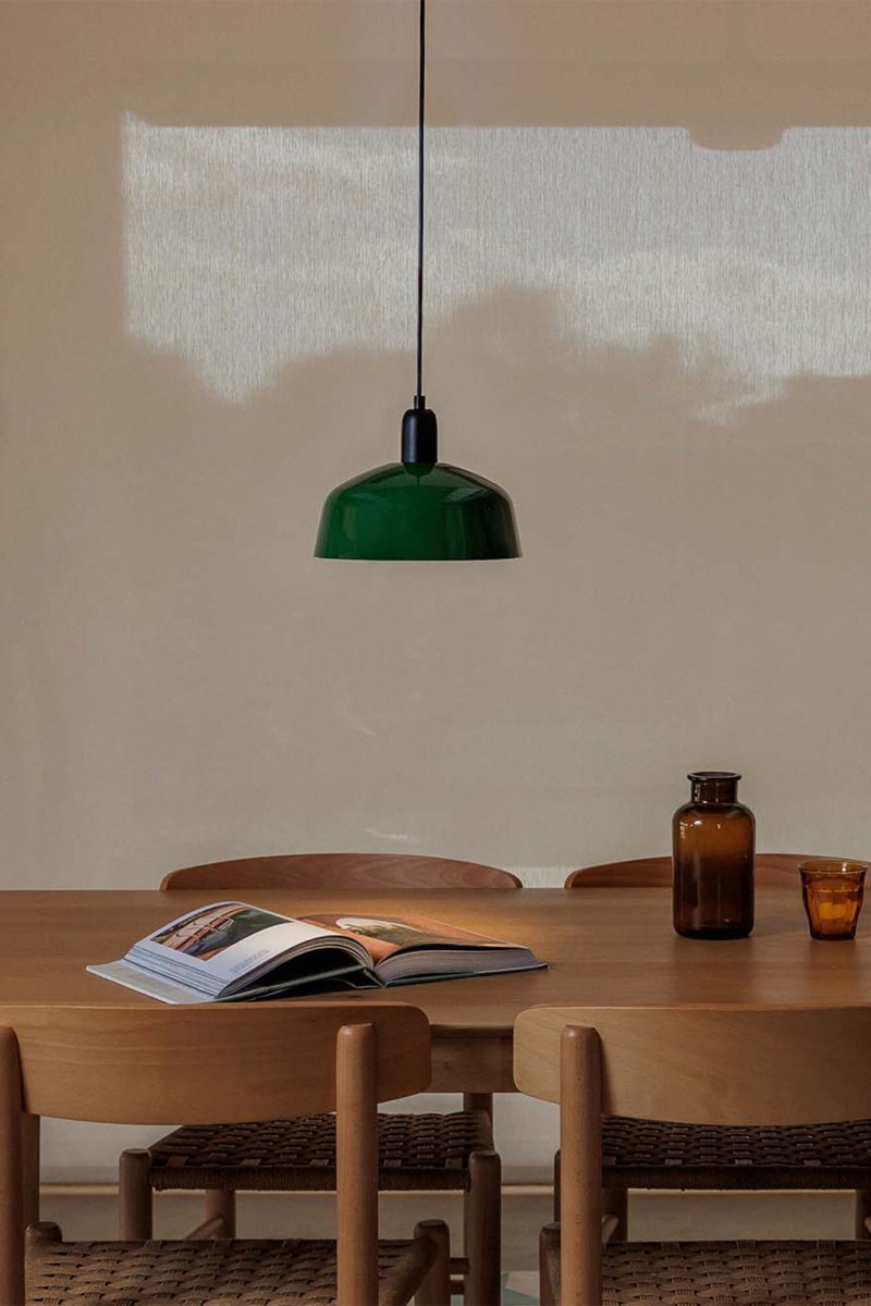 Tatawin Ø25 Vert suspension De Faro Barcelona - Tatawin est un plafonnier &agrave; la structure noire et &agrave; l'abat-jour en m&eacute;tal vert qui diffuse une lumi&egrave;re d'ambiance directionnelle.