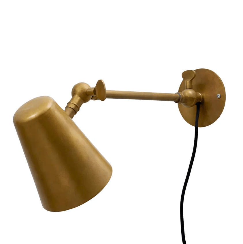 Vala Long 42cm Laiton brut applique murale De H. Skjalm P - Il s'int&egrave;gre parfaitement dans le couloir, le long du comptoir de la cuisine ou comme veilleuse &agrave; c&ocirc;t&eacute; du lit.