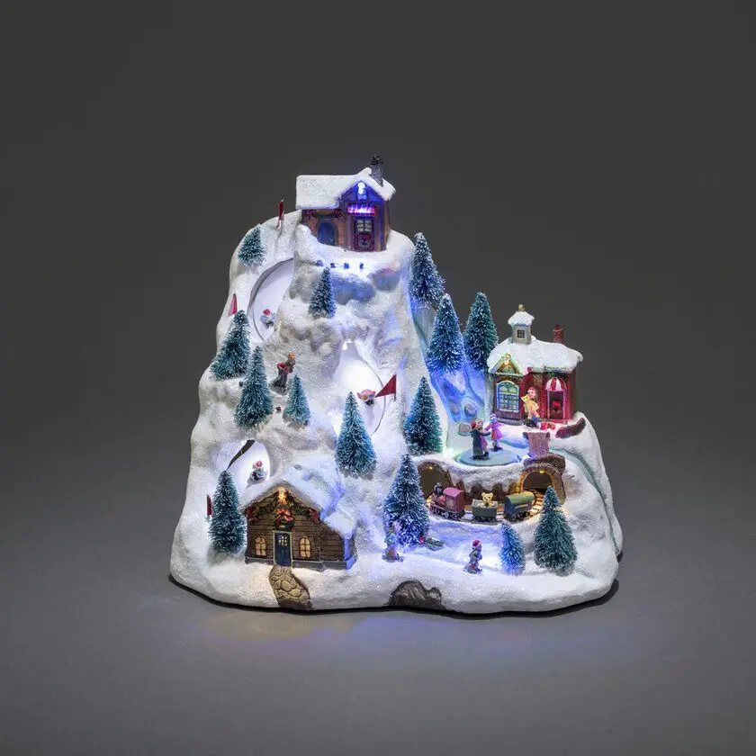Décoration De Noël Mécanique Avec Paysage Montagneux 28cm Multicolore De Konstsmide - La sc&egrave;ne de montagne enneig&eacute;e s'illumine avec de belles lumi&egrave;res LED, des d&eacute;tails en mouvement et joue 8 chansons de No&euml;l classiques.