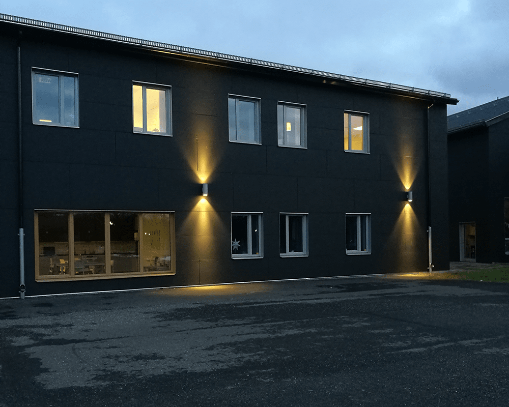 Magnum II Noir lampe d’extérieur De Westal - Cette applique murale fournit une lumière vers le haut et vers le bas et est fabriquée en aluminium anodisé avec un revêtement en poudre noir.