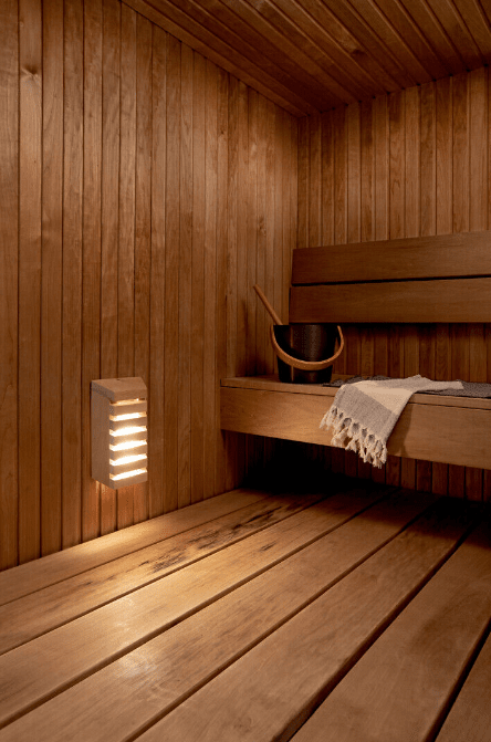 Saunaled V Bois De Airam - Le bras en bois de la lampe est fabriqu&eacute; en Finlande &agrave; partir d'aulne coll&eacute; local de haute qualit&eacute;.