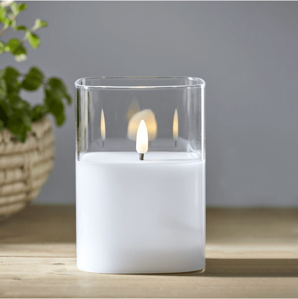 LED Bougie Flamme Transparent De Star Trading - Lanterne en verre Fina Flame avec lumi&egrave;re &agrave; piles avec une flamme r&eacute;aliste qui brille d'un blanc chaud, ici avec un support en verre transparent dans lequel la bougie en cire est mont&eacute;e.