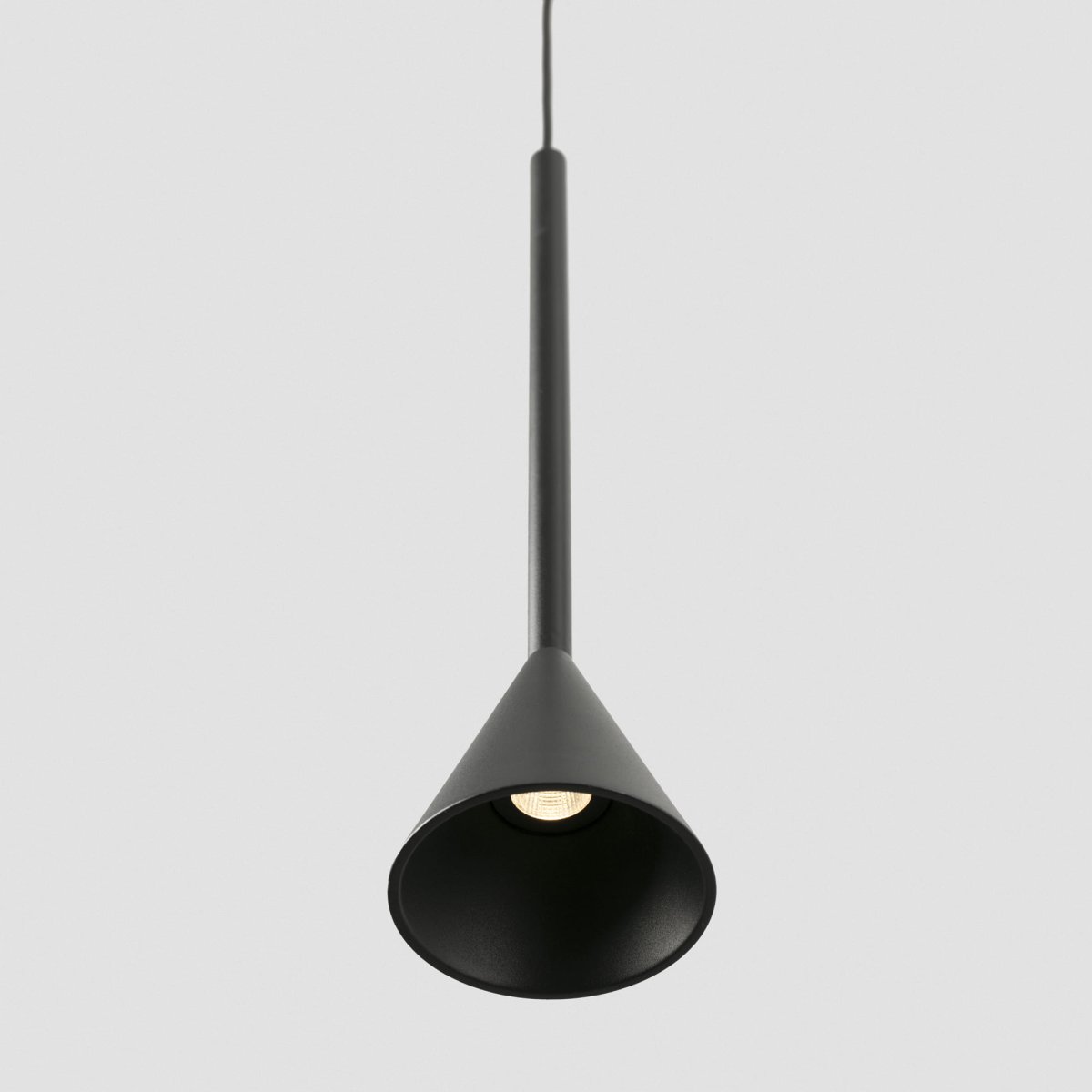Anna Ø7 Noir suspension De Faro Barcelona - Son design &eacute;l&eacute;gant la rend id&eacute;ale pour mettre en valeur des zones ou des d&eacute;tails pr&eacute;cis d'une pi&egrave;ce&nbsp;: parfaite au-dessus des meubles de cuisine, des tables, ou comme &eacute;clairage d'appoint dans les salons et les couloirs.