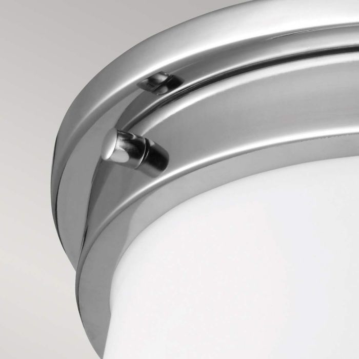 Payne Ø32 Chrome lampe de salle de bain De Elstead Lighting - Avec un indice de protection IP44, la lampe est protégée contre l'humidité et les éclaboussures d'eau, ce qui la rend idéale pour être placée dans la salle de bain afin de fournir un éclairage élégant et pratique.