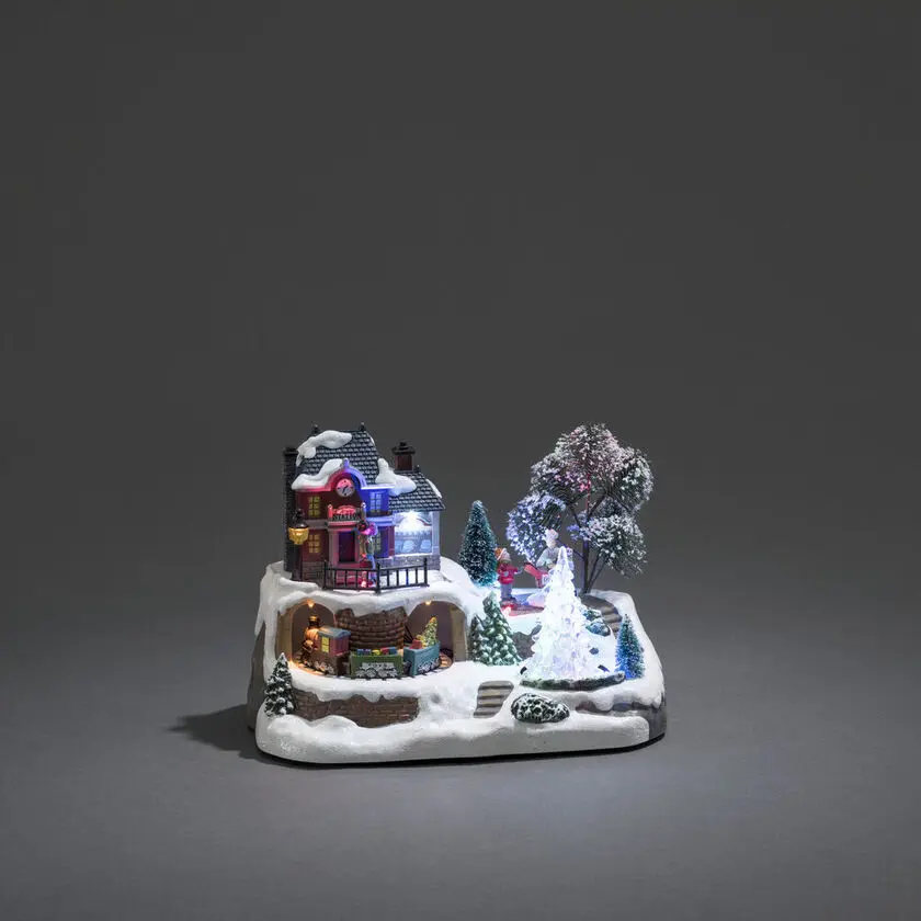 Décoration De Noël Mécanique Avec Gare 17cm Multicolore De Konstsmide - Des lumi&egrave;res LED lumineuses et de la musique int&eacute;gr&eacute;e cr&eacute;ent une merveilleuse atmosph&egrave;re de No&euml;l tandis que le train fait le tour des d&eacute;corations.