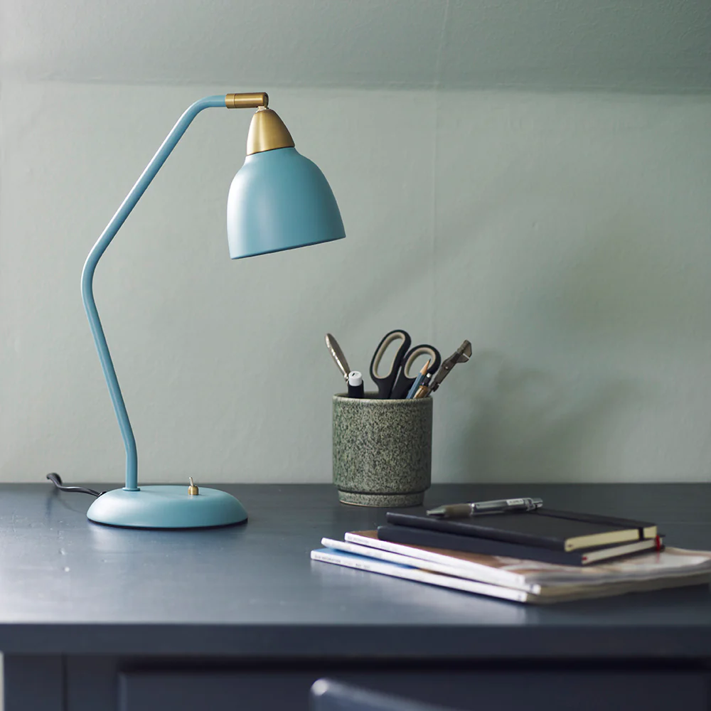 Urban 45cm Bleu clair lampe de bureau De Superliving - Pimentez votre lieu de travail avec la lampe de bureau Urban en bleu clair mat élégant.
