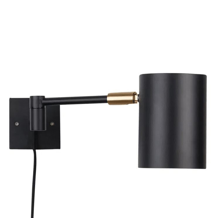 Hali Noir De H. Skjalm P - Le bras et l'abat-jour de la lampe sont réglables, de sorte que la lumière peut être facilement dirigée exactement là où elle est nécessaire.