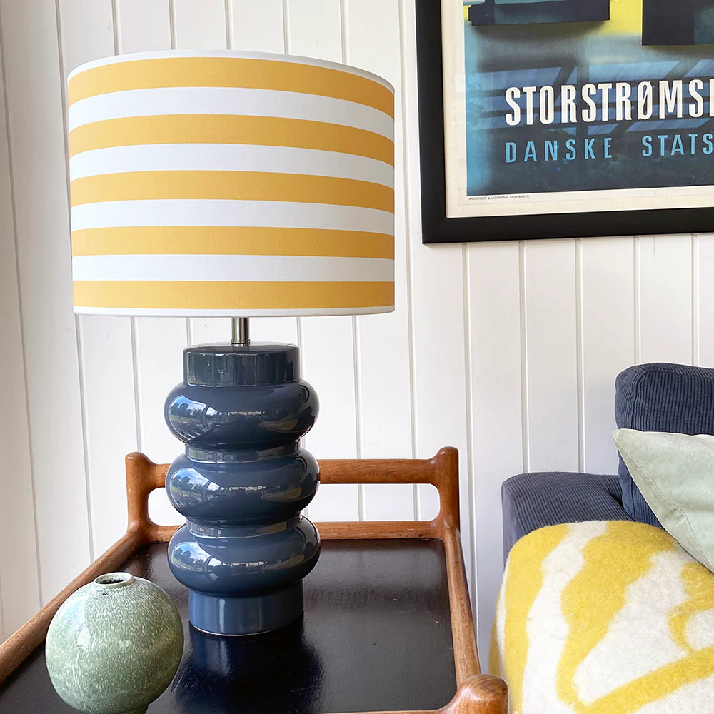 Lyon 56cm Bleu lampe de table De Superliving - Parfait comme d&eacute;tail d&eacute;coratif dans le salon, la chambre ou le couloir, cette lampe n'est pas seulement une source de lumi&egrave;re, mais un d&eacute;tail d'int&eacute;rieur de caract&egrave;re qui diffuse &agrave; la fois lumi&egrave;re et joie !