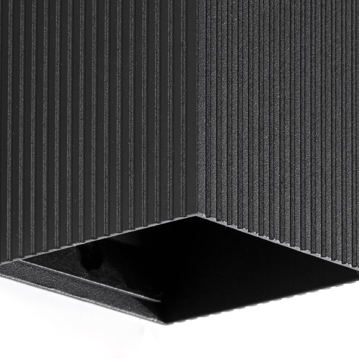 Lune 10cm Rainuré noir applique murale De Faro Barcelona - Lune est une applique murale carr&eacute;e &agrave; la finition noire nervur&eacute;e qui allie fonctionnalit&eacute; et style.