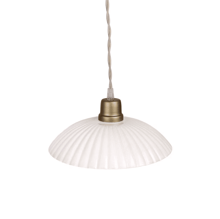 Ingrid Grand Ø24 Blanc lampe de fenêtre De Strömshaga - Plafonnier blanc en tôle avec abat-jour plissé et câble textile torsadé de couleur naturelle.